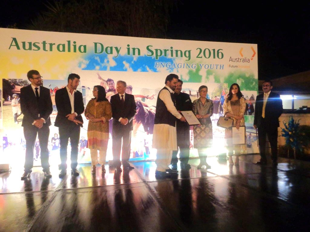 Riaz (middle, holding the certificate plaque) receiving the Alumni Excellence award in 2016.