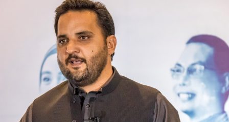 Pakistani Australia Awards alumnus Muhammad Riaz Khan speaks at an event